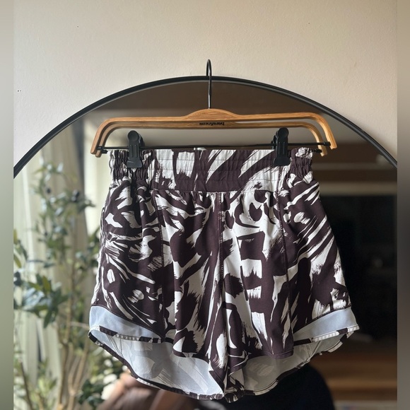 LULULEMON | hotty hot lined shorts | size 6 - Picture 3 of 5